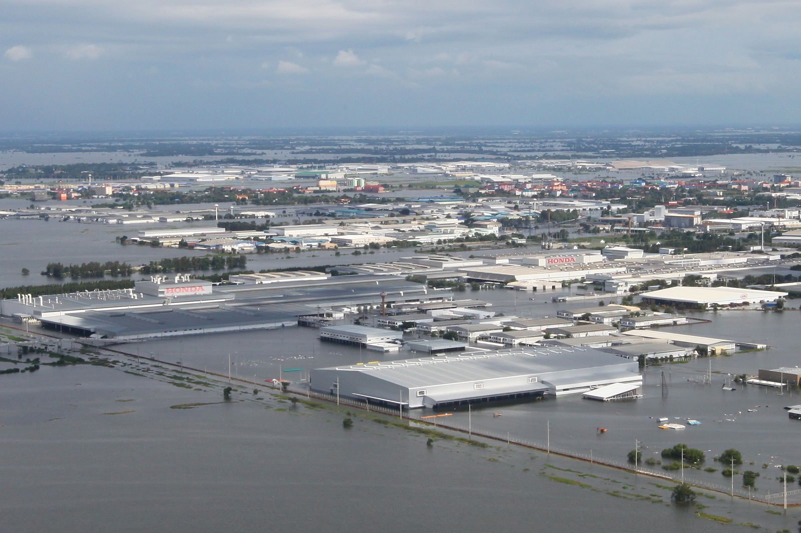 1600px-Flooding_of_Rojana_Industrial_Park,_Ayutthaya,_Thailand,_October_2011